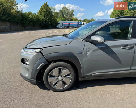 Серый Хендай Kona Electric, объемом двигателя 0 л и пробегом 44 тыс. км за 13400 $, фото 2 на Automoto.ua