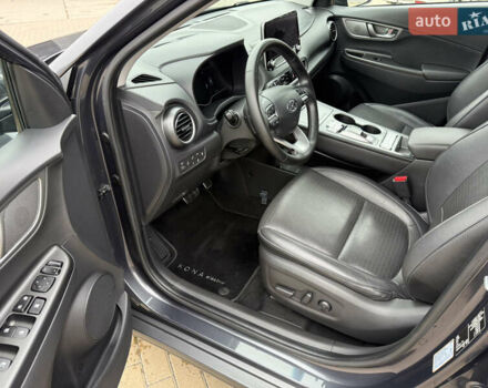 Серый Хендай Kona Electric, объемом двигателя 0 л и пробегом 52 тыс. км за 19000 $, фото 3 на Automoto.ua