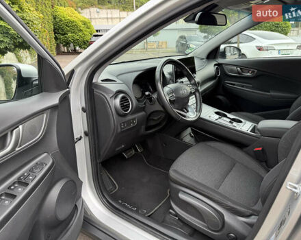 Серый Хендай Kona Electric, объемом двигателя 0 л и пробегом 26 тыс. км за 18850 $, фото 67 на Automoto.ua