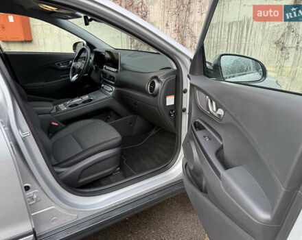 Серый Хендай Kona Electric, объемом двигателя 0 л и пробегом 26 тыс. км за 18850 $, фото 28 на Automoto.ua