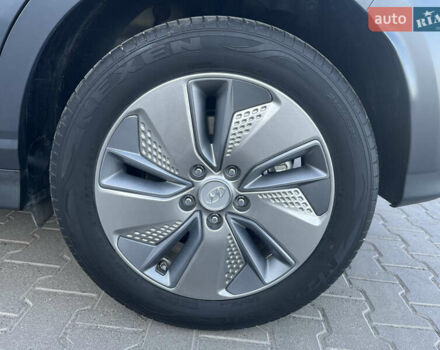 Серый Хендай Kona Electric, объемом двигателя 0 л и пробегом 31 тыс. км за 15450 $, фото 63 на Automoto.ua