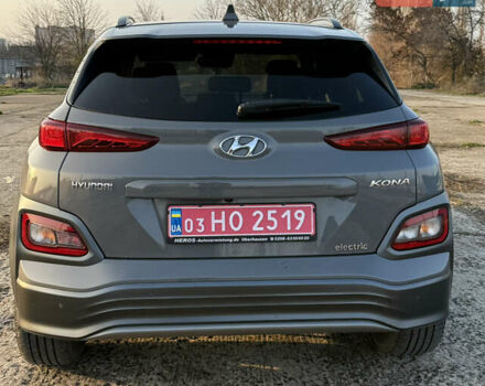 Серый Хендай Kona Electric, объемом двигателя 0 л и пробегом 77 тыс. км за 19700 $, фото 3 на Automoto.ua