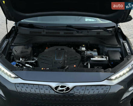 Серый Хендай Kona Electric, объемом двигателя 0 л и пробегом 159 тыс. км за 16900 $, фото 21 на Automoto.ua