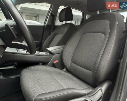 Сірий Хендай Kona Electric, об'ємом двигуна 0 л та пробігом 63 тис. км за 18500 $, фото 29 на Automoto.ua