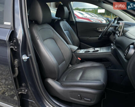 Серый Хендай Kona Electric, объемом двигателя 0 л и пробегом 69 тыс. км за 20400 $, фото 98 на Automoto.ua