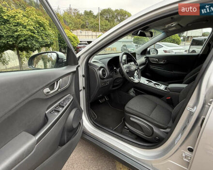 Серый Хендай Kona Electric, объемом двигателя 0 л и пробегом 26 тыс. км за 18850 $, фото 58 на Automoto.ua