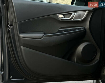 Серый Хендай Kona Electric, объемом двигателя 0 л и пробегом 159 тыс. км за 16900 $, фото 30 на Automoto.ua