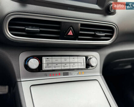 Серый Хендай Kona Electric, объемом двигателя 0 л и пробегом 106 тыс. км за 15999 $, фото 44 на Automoto.ua