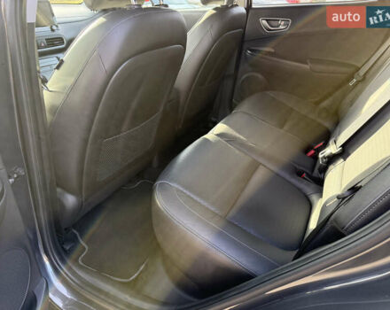 Серый Хендай Kona Electric, объемом двигателя 0 л и пробегом 69 тыс. км за 19300 $, фото 17 на Automoto.ua