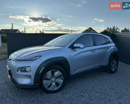 Серый Хендай Kona Electric, объемом двигателя 0 л и пробегом 109 тыс. км за 18450 $, фото 7 на Automoto.ua