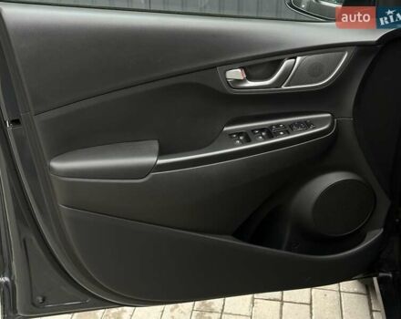 Сірий Хендай Kona Electric, об'ємом двигуна 0 л та пробігом 63 тис. км за 18500 $, фото 26 на Automoto.ua