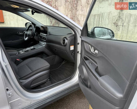 Серый Хендай Kona Electric, объемом двигателя 0 л и пробегом 26 тыс. км за 18850 $, фото 27 на Automoto.ua