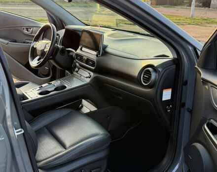 Серый Хендай Kona Electric, объемом двигателя 0 л и пробегом 77 тыс. км за 19700 $, фото 9 на Automoto.ua