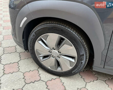 Серый Хендай Kona Electric, объемом двигателя 0 л и пробегом 106 тыс. км за 15999 $, фото 41 на Automoto.ua