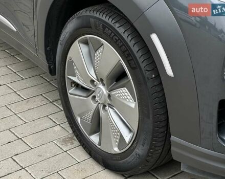 Сірий Хендай Kona Electric, об'ємом двигуна 0 л та пробігом 63 тис. км за 18500 $, фото 12 на Automoto.ua