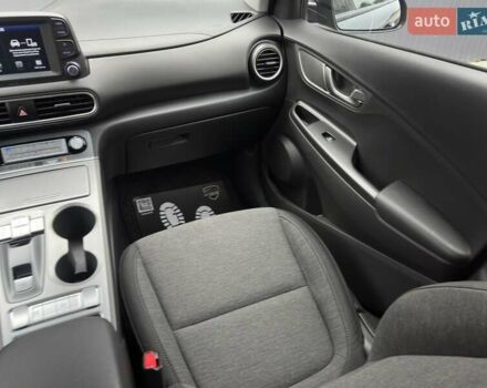 Сірий Хендай Kona Electric, об'ємом двигуна 0 л та пробігом 63 тис. км за 18500 $, фото 22 на Automoto.ua