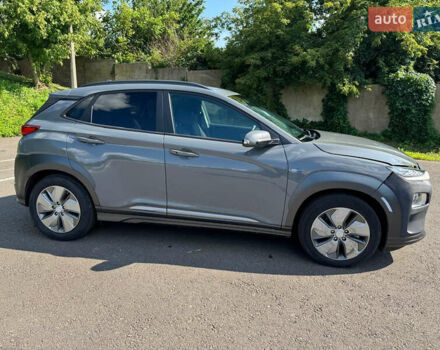 Серый Хендай Kona Electric, объемом двигателя 0 л и пробегом 44 тыс. км за 13400 $, фото 3 на Automoto.ua