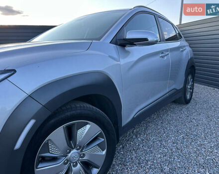 Серый Хендай Kona Electric, объемом двигателя 0 л и пробегом 109 тыс. км за 18450 $, фото 16 на Automoto.ua