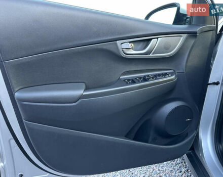 Серый Хендай Kona Electric, объемом двигателя 0 л и пробегом 109 тыс. км за 18450 $, фото 22 на Automoto.ua