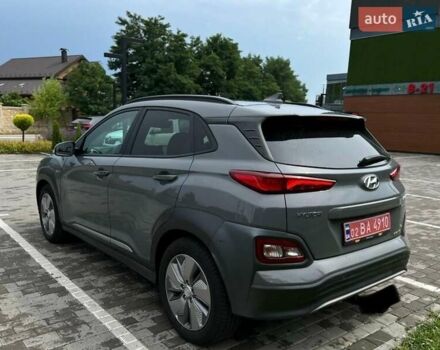 Серый Хендай Kona Electric, объемом двигателя 0 л и пробегом 117 тыс. км за 17990 $, фото 4 на Automoto.ua