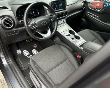 Сірий Хендай Kona Electric, об'ємом двигуна 0 л та пробігом 63 тис. км за 18500 $, фото 28 на Automoto.ua