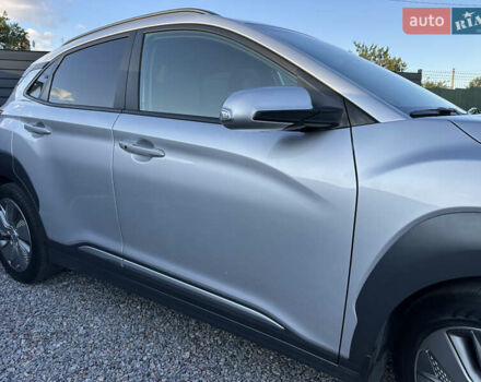 Серый Хендай Kona Electric, объемом двигателя 0 л и пробегом 109 тыс. км за 18450 $, фото 18 на Automoto.ua