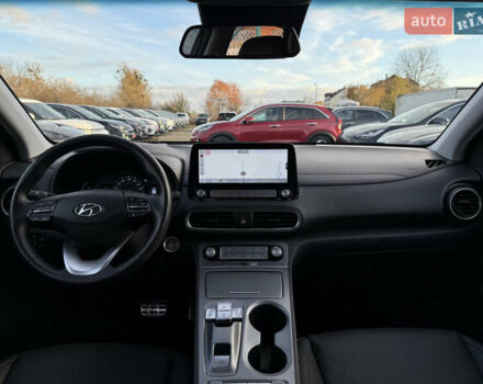 Серый Хендай Kona Electric, объемом двигателя 0 л и пробегом 36 тыс. км за 20700 $, фото 2 на Automoto.ua