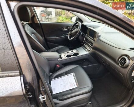 Серый Хендай Kona Electric, объемом двигателя 0 л и пробегом 121 тыс. км за 16000 $, фото 23 на Automoto.ua