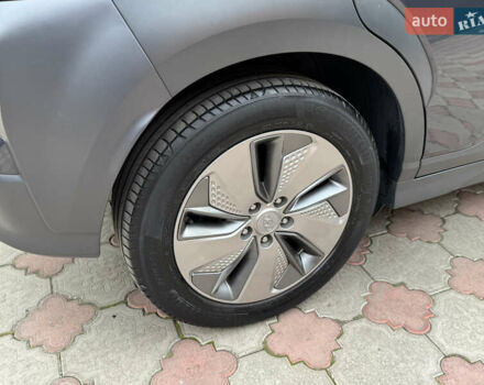 Серый Хендай Kona Electric, объемом двигателя 0 л и пробегом 106 тыс. км за 15999 $, фото 42 на Automoto.ua