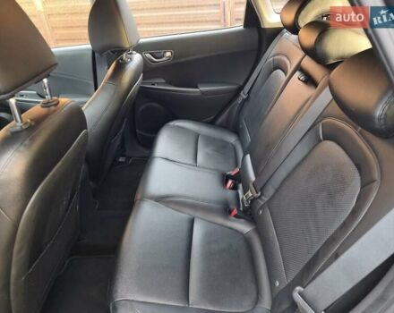 Серый Хендай Kona Electric, объемом двигателя 0 л и пробегом 121 тыс. км за 16000 $, фото 16 на Automoto.ua