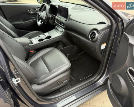 Серый Хендай Kona Electric, объемом двигателя 0 л и пробегом 52 тыс. км за 19000 $, фото 2 на Automoto.ua