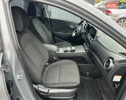 Серый Хендай Kona Electric, объемом двигателя 0 л и пробегом 158 тыс. км за 16300 $, фото 19 на Automoto.ua