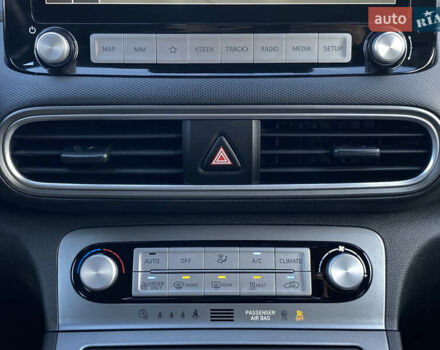 Серый Хендай Kona Electric, объемом двигателя 0 л и пробегом 69 тыс. км за 20400 $, фото 65 на Automoto.ua