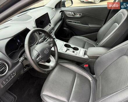 Серый Хендай Kona Electric, объемом двигателя 0 л и пробегом 52 тыс. км за 19000 $, фото 26 на Automoto.ua