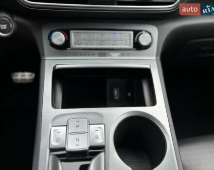 Серый Хендай Kona Electric, объемом двигателя 0 л и пробегом 117 тыс. км за 17990 $, фото 19 на Automoto.ua