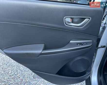 Серый Хендай Kona Electric, объемом двигателя 0 л и пробегом 109 тыс. км за 18450 $, фото 34 на Automoto.ua