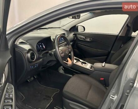 Серый Хендай Kona Electric, объемом двигателя 0 л и пробегом 39 тыс. км за 16900 $, фото 7 на Automoto.ua