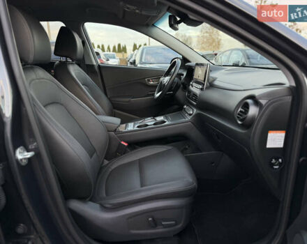 Серый Хендай Kona Electric, объемом двигателя 0 л и пробегом 36 тыс. км за 20700 $, фото 102 на Automoto.ua