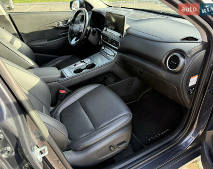 Серый Хендай Kona Electric, объемом двигателя 0 л и пробегом 69 тыс. км за 19300 $, фото 3 на Automoto.ua