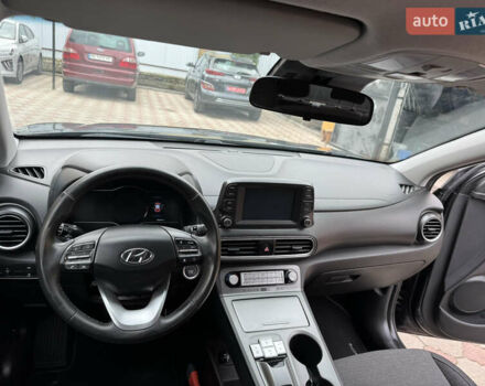 Серый Хендай Kona Electric, объемом двигателя 0 л и пробегом 106 тыс. км за 15999 $, фото 28 на Automoto.ua