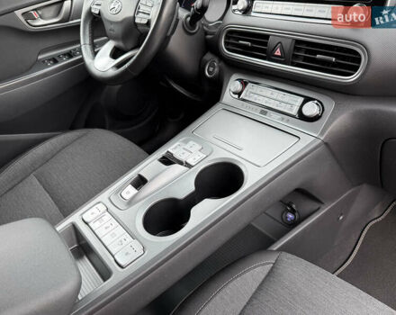 Серый Хендай Kona Electric, объемом двигателя 0 л и пробегом 26 тыс. км за 18850 $, фото 42 на Automoto.ua