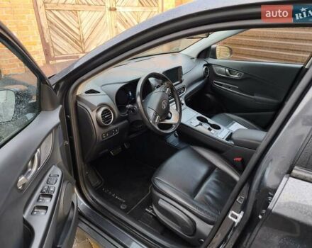 Серый Хендай Kona Electric, объемом двигателя 0 л и пробегом 121 тыс. км за 16000 $, фото 13 на Automoto.ua