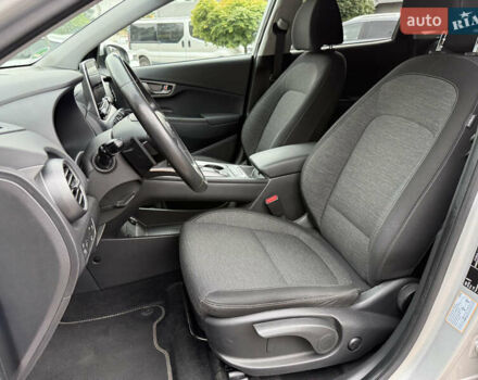 Серый Хендай Kona Electric, объемом двигателя 0 л и пробегом 26 тыс. км за 18850 $, фото 65 на Automoto.ua