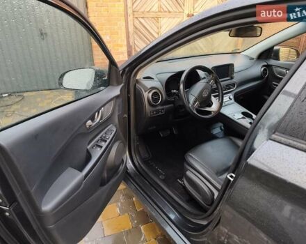 Серый Хендай Kona Electric, объемом двигателя 0 л и пробегом 121 тыс. км за 16000 $, фото 2 на Automoto.ua