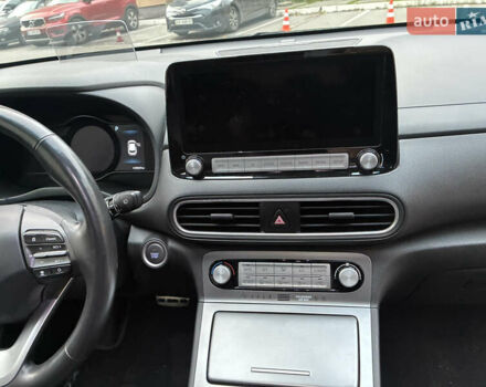 Серый Хендай Kona Electric, объемом двигателя 0 л и пробегом 117 тыс. км за 18800 $, фото 21 на Automoto.ua