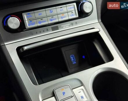 Сірий Хендай Kona Electric, об'ємом двигуна 0 л та пробігом 71 тис. км за 18465 $, фото 12 на Automoto.ua