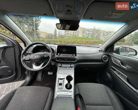 Сірий Хендай Kona Electric, об'ємом двигуна 0 л та пробігом 61 тис. км за 15780 $, фото 32 на Automoto.ua
