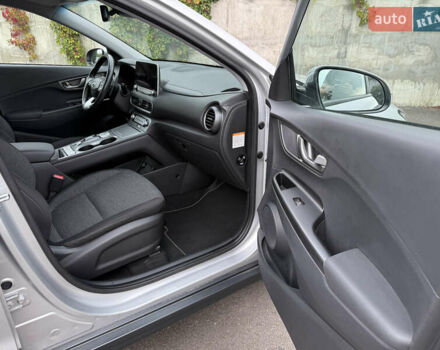 Серый Хендай Kona Electric, объемом двигателя 0 л и пробегом 26 тыс. км за 18850 $, фото 35 на Automoto.ua