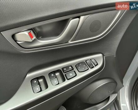 Серый Хендай Kona Electric, объемом двигателя 0 л и пробегом 78 тыс. км за 19500 $, фото 73 на Automoto.ua