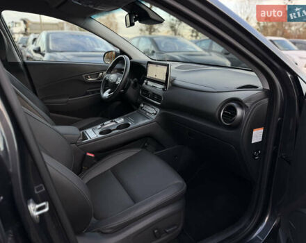 Серый Хендай Kona Electric, объемом двигателя 0 л и пробегом 36 тыс. км за 20700 $, фото 101 на Automoto.ua